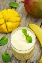 banana mango smoothies