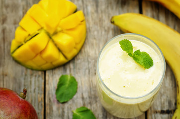 banana mango smoothies