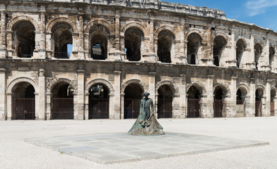 Fototapeta na wymiar Statue de torero devant les arènes de Nîmes