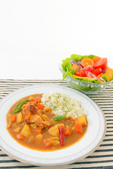 美味しそうなカレーとサラダ