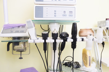 Apparatus for ultrasonic peeling at the beauty salon