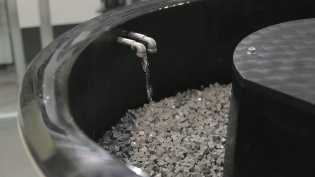 Vibratory finishing machine for deburring parts