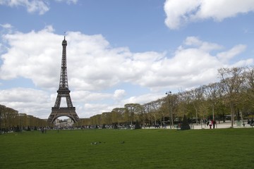 Tour Eiffel &agrave; Paris, vue depuis le Champs de Mars	