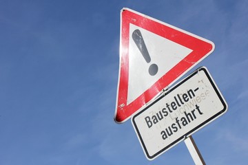 Deutsches Verkehrszeichen: Gefahrstelle - Baustellenausfahrt