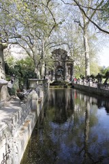 Fototapeta na wymiar Canal du jardin du Luxembourg à Paris