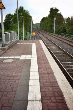 Bahnsteig und Schienen