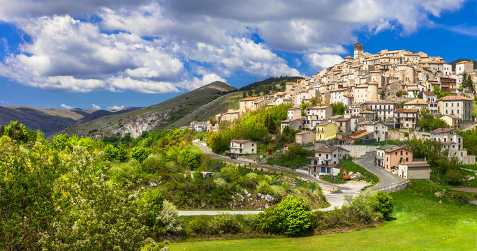 Castel del Monte - pictorial hilltop village in Abruzzo, Italy