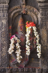 Obraz premium Narasimha avatar of Vishnu carved in pillar.
