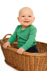 Baby ohne Haare in Korb