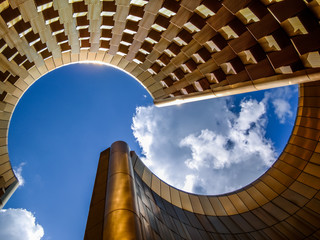 Architecture en forme de volcan avec puis de lumière