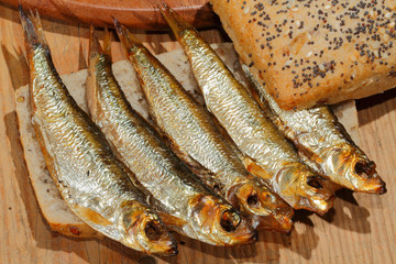 Sprotten, geräuchert, Körnerbrötchen