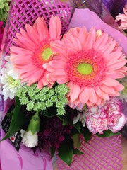 ピンクのガーベラの花束