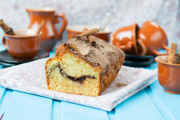 Cake with cinnamon and cinnamon crunchy crust