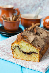Cake with cinnamon and cinnamon crunchy crust