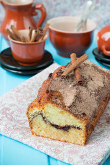Cake with cinnamon and cinnamon crunchy crust