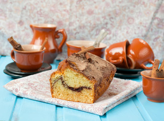 Cake with cinnamon and cinnamon crunchy crust