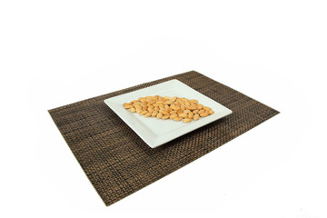 Almendras tostadas servidas en un plato blanco