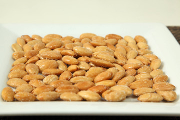 Almendras servidas en un plato blanco