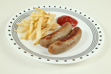 Salchicha alemana con patatas y tomate frito
