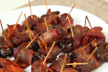 Rollos de bacon con dátiles