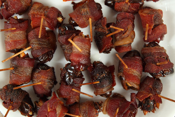 rollos de bacon con dátiles