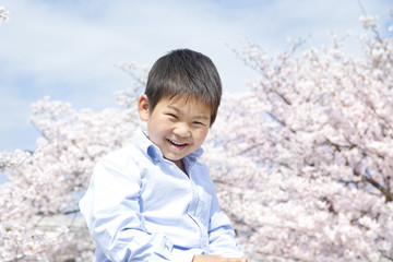 サクラと笑顔の子供