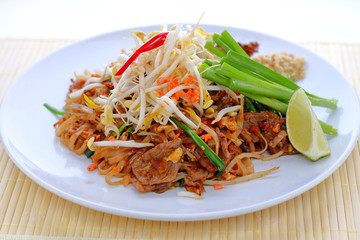 pad thai with beef
