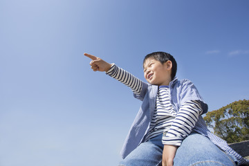 青空と指差す子供