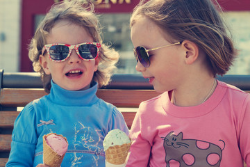 Obraz premium Two little girls eating ice cream.