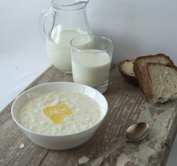 Каша рисовая с молоком и хлебом