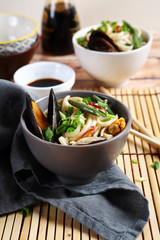Chinese noodles with mussels