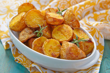 Oven baked potatoes with rosemary