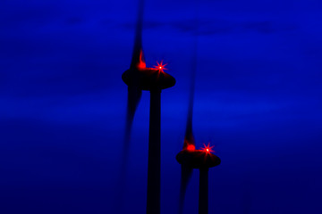 Windkraftanlage bei Nacht
