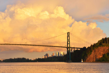 Obraz premium Lions Gate Bridge and Downtown Vancouver with spectacular clouds