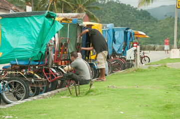 Obraz premium Fahrradtaxis warten auf Kundschaft Baracoa, Kuba