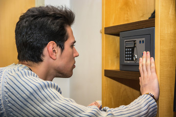Obraz premium Young man using a small vault in his home