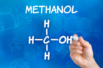 Hand mit Stift zeichnet chemische Strukturformel von Methanol