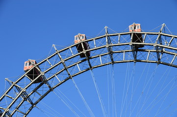Wiener Riesenrad vor blauem Himmel