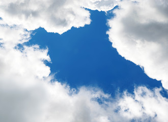 Himmel mit vielen Wolken mit blauem 