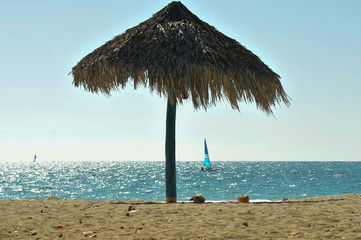 Strand am Playa Ancon, Kuba mit Schattendach