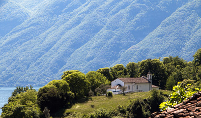 lago di Como - chiesetta sull'isola Comacina