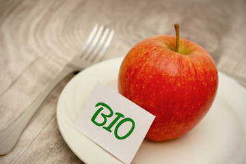 Apfel mit Teller Bio