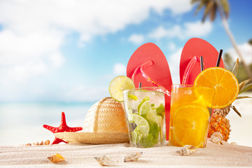 Naklejka premium Letnia plaża z akcesoriami