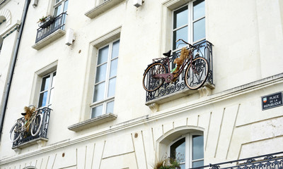 Fahrräder am Balkon, Frankreich