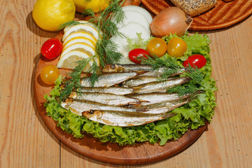 Sprotten, geräuchert, Salat, Zitronen, Zwiebeln, Tomaten