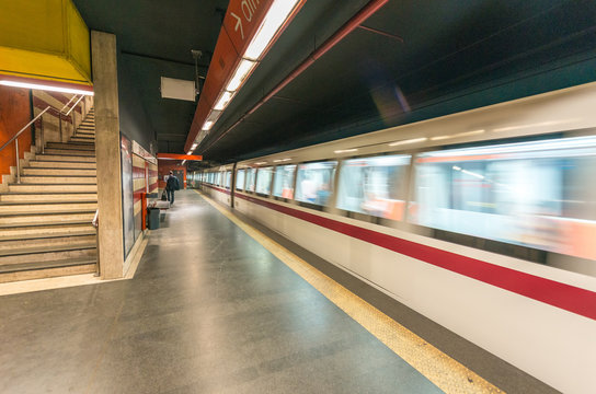 Fototapeta ROME - JUNE 14, 2014: Commuters walk in metro station. Rome Metr