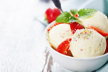 Vanilla ice cream with fresh strawberry