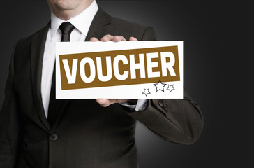 Voucher schild wird von Geschäftsmann  gehalten