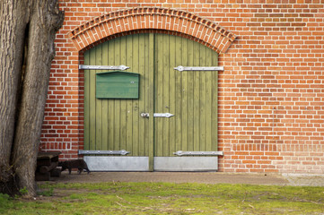Nostalgische Scheune / Eine schwarze Katze geht an einer Scheune