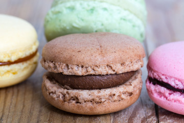 Bunte Macarons auf rustikalem Holz macro